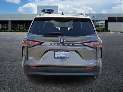 2021 Toyota Sienna LE 8 Passenger