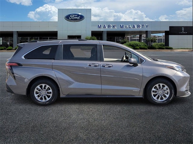 2021 Toyota Sienna LE 8 Passenger