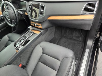 2022 Volvo XC90 T5 Momentum