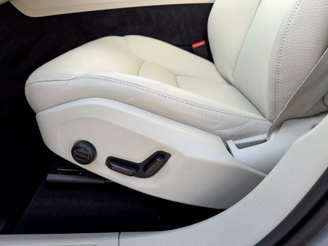 2025 Volvo XC60 Plug-In Hybrid T8 Plus