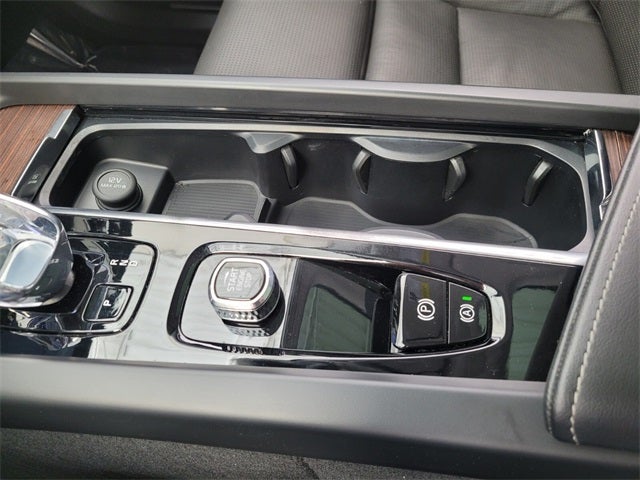 2023 Volvo XC60 B5 Ultimate Bright Theme