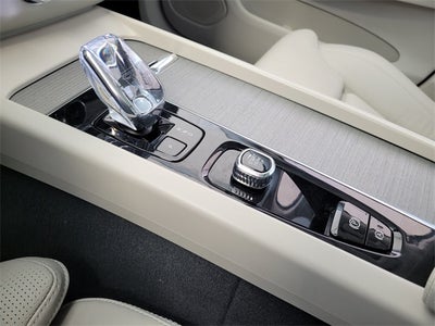 2023 Volvo XC60 B5 Ultimate Bright Theme