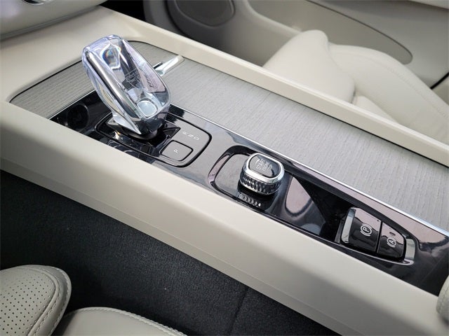 2023 Volvo XC60 B5 Ultimate Bright Theme