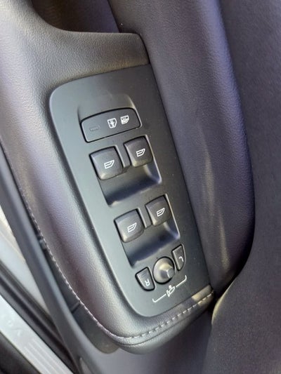 2023 Volvo XC60 B5 Ultimate Bright Theme