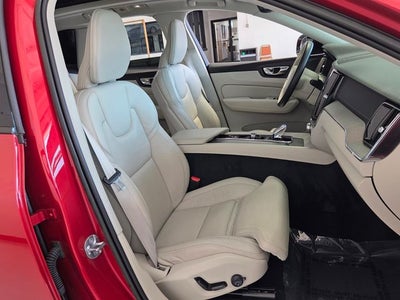 2023 Volvo XC60 B5 Ultimate Dark Theme