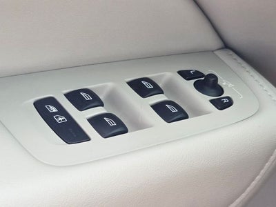 2023 Volvo XC60 B5 Ultimate Dark Theme