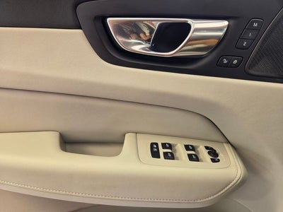 2023 Volvo XC60 B5 Ultimate Dark Theme