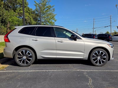 2023 Volvo XC60 B5 Ultimate Dark Theme