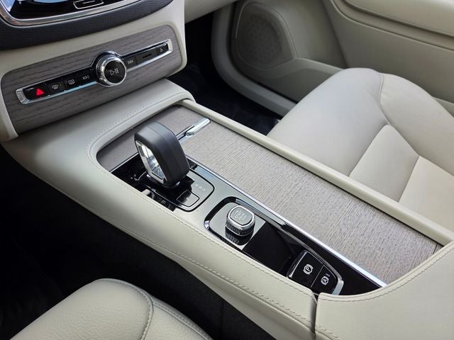 2025 Volvo XC90 B5 Plus