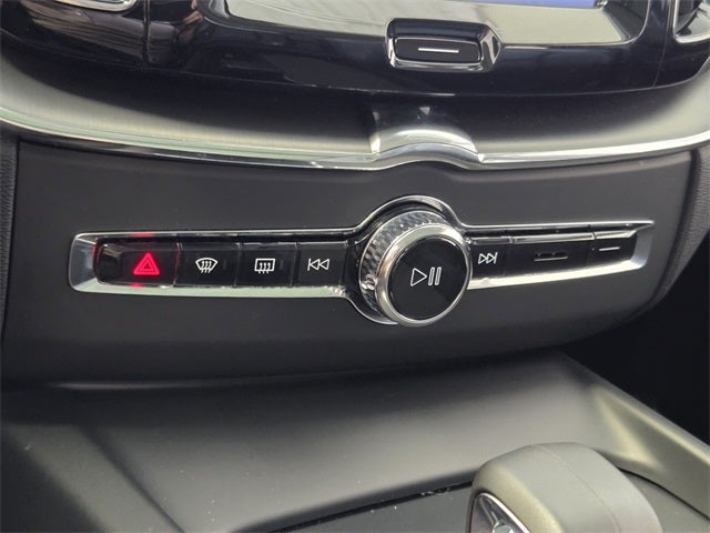 2025 Volvo XC60 B5 Core